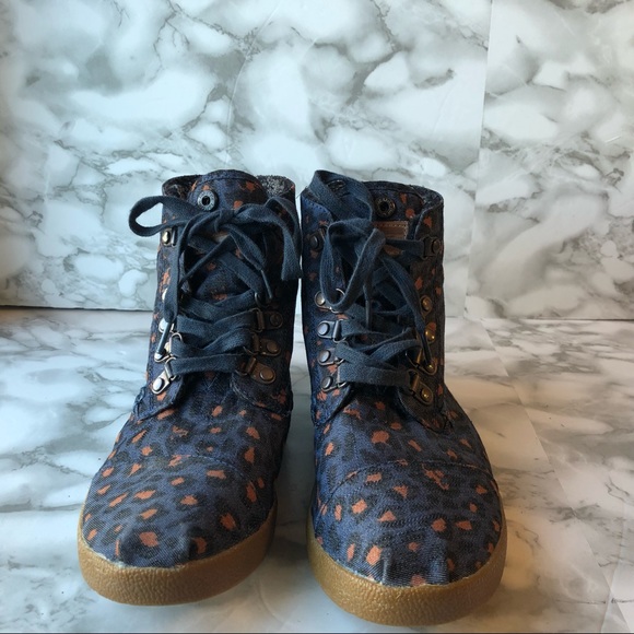 Toms Women’s High Top Ankle Shoes Fleece Lined Blue Pink Leopard Print - Picture 3 of 16